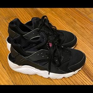 Nike Huarache Shoes: 5Y / Women's 6.
